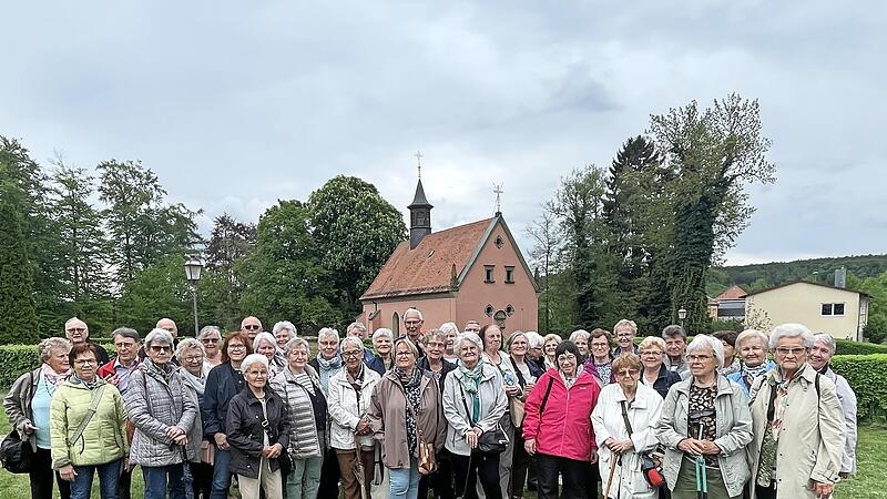 Die Gruppe aus Bad Staffelstein besuchte in Burgwindheim die Hl.-Blut-Kapelle (im Hintergrund). Die Gruppe aus Bad Staffelstein besuchte in Burgwindheim die Hl.-Blut-Kapelle (im Hintergrund).