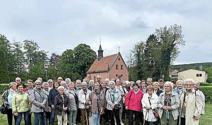 Die Gruppe aus Bad Staffelstein besuchte in Burgwindheim die Hl.-Blut-Kapelle (im Hintergrund).
