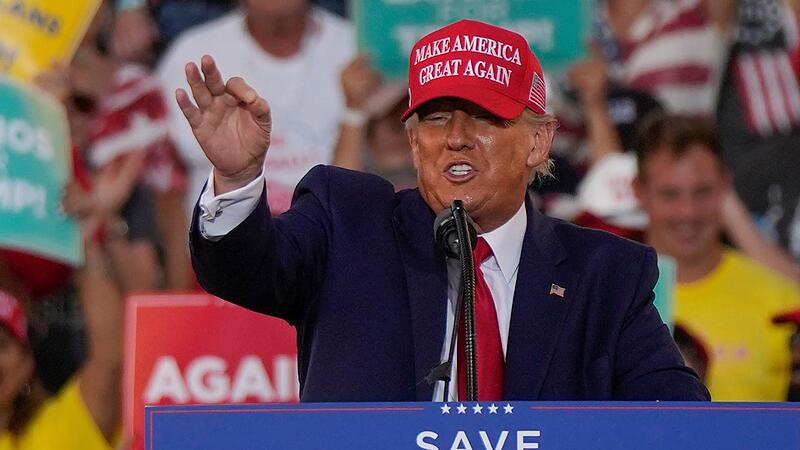 Ex-US-Präsident Donald Trump (im Bild bei einem Wahlkampfauftritt in Miami im November) droht eine strafrechtliche Verfolgung für seine Rolle beim Kapitolsturm am 6. Januar 2021.