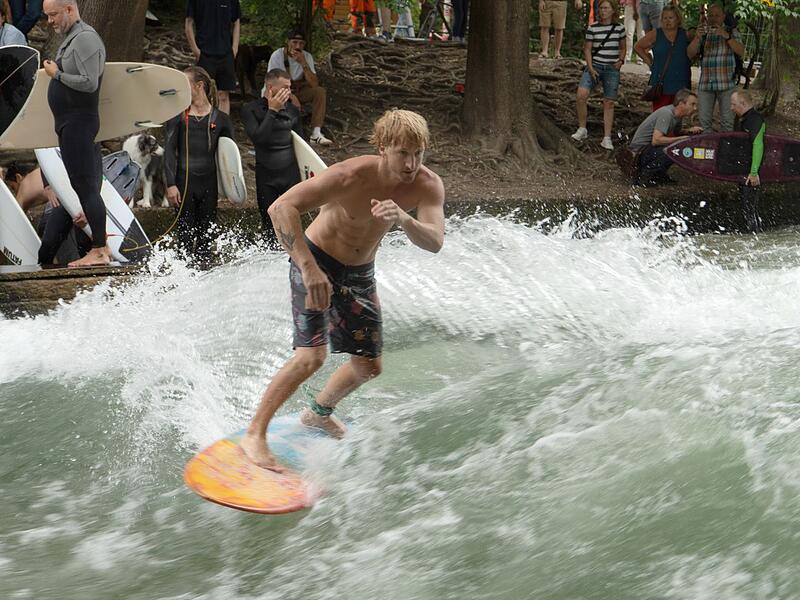 Die Eisbachwelle in München Die Eisbachwelle in München