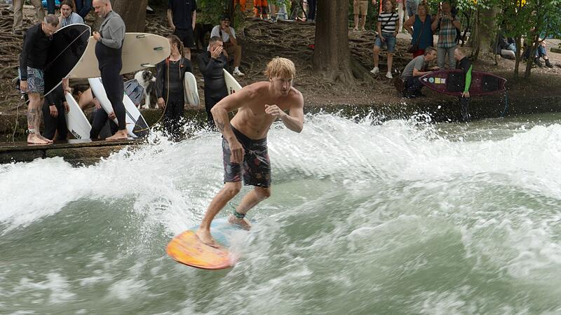 Die Eisbachwelle in M&uuml;nchen