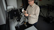 Jan Lützelberger am Hüftimplantat-Modell zur Veranschaulichung des neuen Ultraschallverfahrens Jan Lützelberger am Hüftimplantat-Modell zur Veranschaulichung des neuen Ultraschallverfahrens