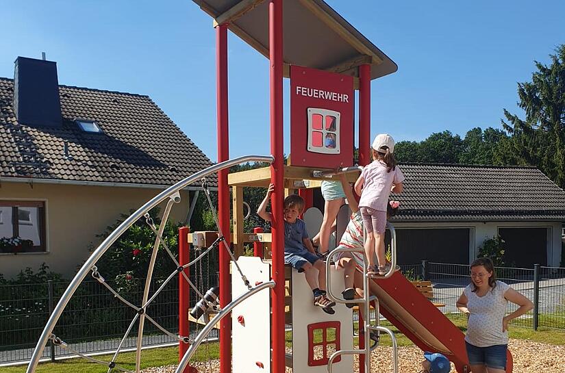Der neue Feuerwehr-Turm ist die Hauptattraktion des neuen Höhner Spielplatzes. Bei der Einweihung waren die Kinder sofort in Kletterlaune.