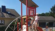 Der neue Feuerwehr-Turm ist die Hauptattraktion des neuen Höhner Spielplatzes. Bei der Einweihung waren die Kinder sofort in Kletterlaune.
