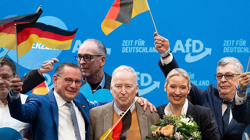 AfD-Ehrenvorsitzender Alexander Gauland (M.) zwischen Tino Chrupalla, AfD-Bundesvorsitzender und Fraktionsvorsitzender der AfD, und Alice Weidel, AfD-Bundesvorsitzende, beim jüngsten AfD-Bundesparteitag in Riesa: Jetzt wollen sie politisch salonf... AfD-Ehrenvorsitzender Alexander Gauland (M.) zwischen Tino Chrupalla, AfD-Bundesvorsitzender und Fraktionsvorsitzender der AfD, und Alice Weidel, AfD-Bundesvorsitzende, beim jüngsten AfD-Bundesparteitag in Riesa: Jetzt wollen sie politisch salonf...