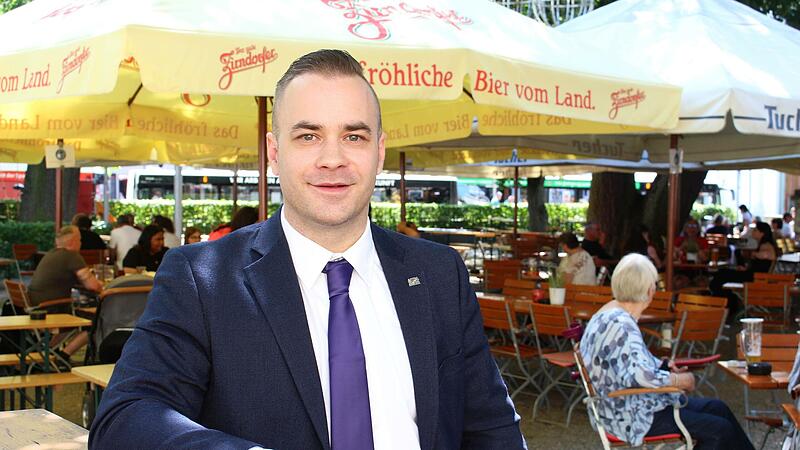 Sebastian G&ouml;rtler im Coburger Prinzengarten, wo er zu Studienzeiten gerne zum Essen ging.Foto: Ulrike Nauer