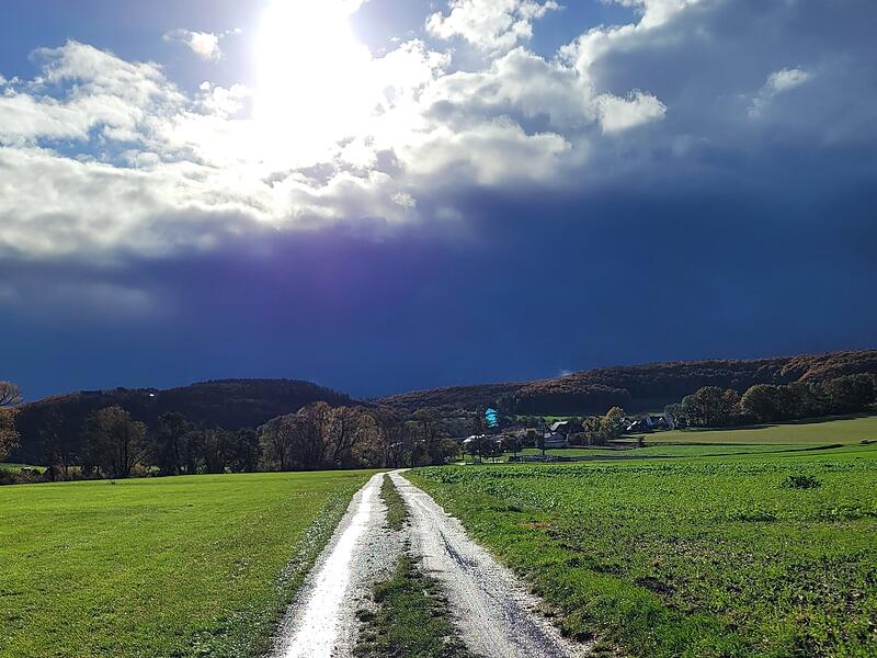 Mit etwas Glück erlebt man nach „Schietwedder“ glitzernde Wasserpfützen. „Entschädigt für den Guss vorher.“