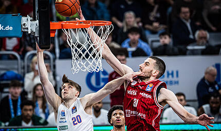 BMA365 Bamberg Baskets - Mitteldeutscher BC Daniel Keppeler und die BMA365 Bamberg Baskets (rechts) laufen nächste Saison in Craft-Trikots aus. Der MBC (links) trägt schon Trikots des schwedischen Herstellers.