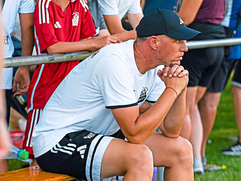 Sorgenvolle Miene bei Andre Wagner im Pokalspiel in Unterhohenried. Seine Dampfacher Mannschaft setzte sich nur mit M&uuml;he beim Kreisklassisten durch.Ryan Evans