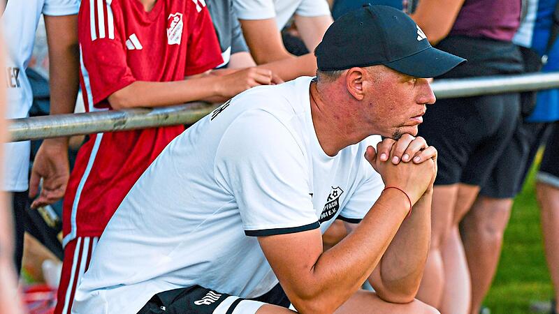 Sorgenvolle Miene bei Andre Wagner im Pokalspiel in Unterhohenried. Seine Dampfacher Mannschaft setzte sich nur mit Mühe beim Kreisklassisten durch.Ryan Evans Sorgenvolle Miene bei Andre Wagner im Pokalspiel in Unterhohenried. Seine Dampfacher Mannschaft setzte sich nur mit Mühe beim Kreisklassisten durch.Ryan Evans