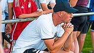 Sorgenvolle Miene bei Andre Wagner im Pokalspiel in Unterhohenried. Seine Dampfacher Mannschaft setzte sich nur mit Mühe beim Kreisklassisten durch.Ryan Evans Sorgenvolle Miene bei Andre Wagner im Pokalspiel in Unterhohenried. Seine Dampfacher Mannschaft setzte sich nur mit Mühe beim Kreisklassisten durch.Ryan Evans