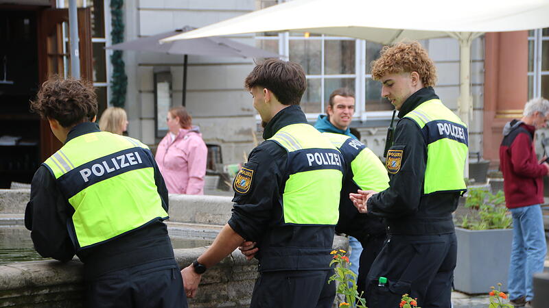 Gro&szlig;einsatz der Polizei in Coburger Innenstadt: Nach einem T&ouml;tungsdelikt, das sich vor Wochenfrist in einer Wohnung in der Rosengasse ereignet hat, wird noch immer nach der Tatwaffe gesucht.