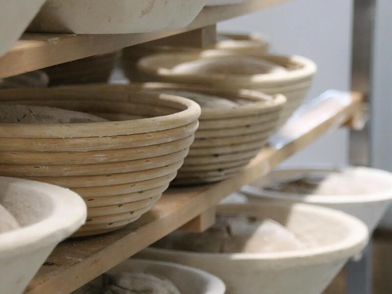 Tanja Simon hat in Gräfendorf eine Bäckerei eröffnet Brote in Gärkörbchen in Tanja Simons Bäckerei.
