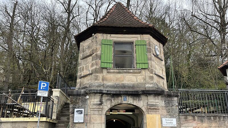 Das geschwungene braune Tucher-Schild wurde abgeh&auml;ngt. Bis zur n&auml;chsten Bergkirchweih steht &uuml;ber diesem Eingang "Striezi Keller".