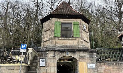 Das geschwungene braune Tucher-Schild wurde abgeh&auml;ngt. Bis zur n&auml;chsten Bergkirchweih steht &uuml;ber diesem Eingang "Striezi Keller".