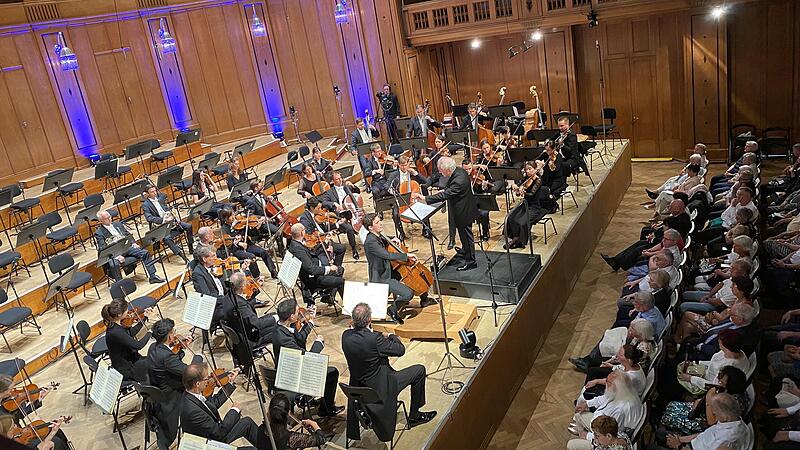 Die Bamberger Symphoniker sind heuer schon zum zweiten Mal beim Kissinger Sommer gewesen, diesmal mit Manfred Honeck am Pult und Maximilian Hornung als Solist am Cello. Die Bamberger Symphoniker sind heuer schon zum zweiten Mal beim Kissinger Sommer gewesen, diesmal mit Manfred Honeck am Pult und Maximilian Hornung als Solist am Cello.
