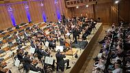 Die Bamberger Symphoniker sind heuer schon zum zweiten Mal beim Kissinger Sommer gewesen, diesmal mit Manfred Honeck am Pult und Maximilian Hornung als Solist am Cello. Die Bamberger Symphoniker sind heuer schon zum zweiten Mal beim Kissinger Sommer gewesen, diesmal mit Manfred Honeck am Pult und Maximilian Hornung als Solist am Cello.