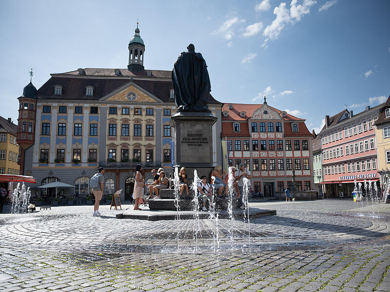 Wasserspiele am Marktplatz vor dem Coburger Rathaus
