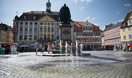 Wasserspiele am Marktplatz vor dem Coburger Rathaus