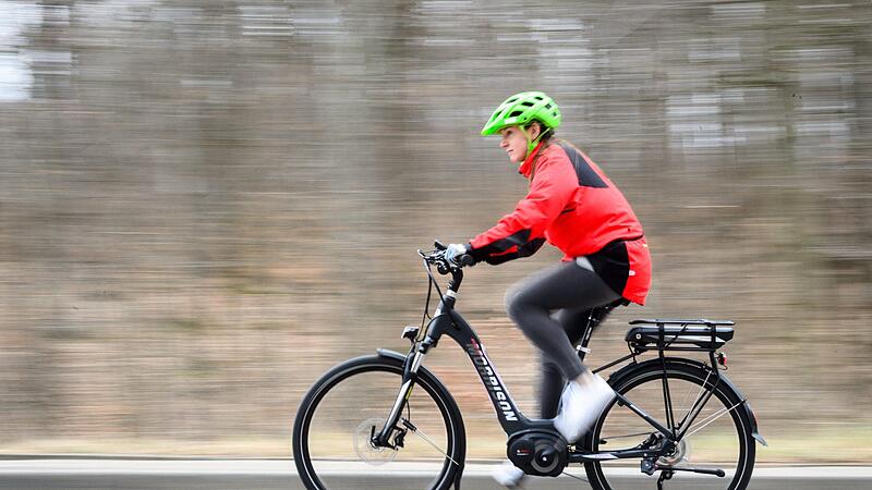 E-Bikes und Pedelecs erobern zunehmend die Stra&szlig;en und Radwege.dpa