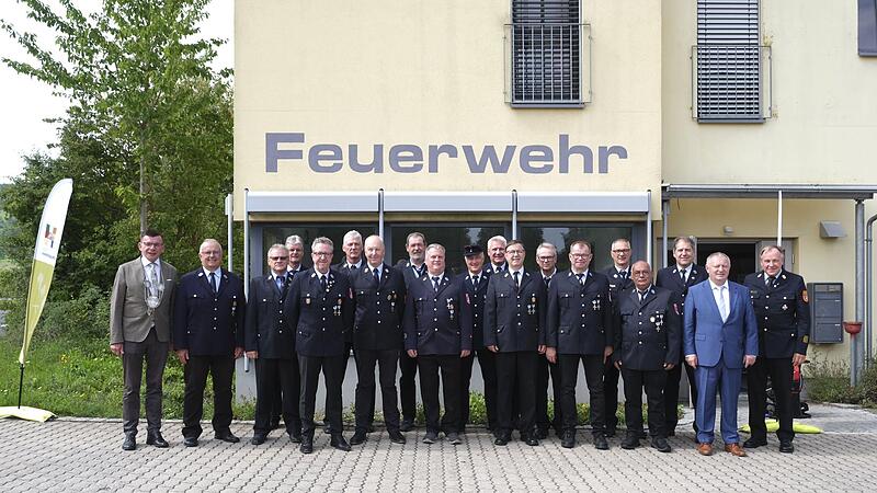 Seit 40 Jahren sind diese Feuerwehrleute im aktiven Feuerwehrdienst, dafür gab es Auszeichnungen vom Freistaat Bayern.