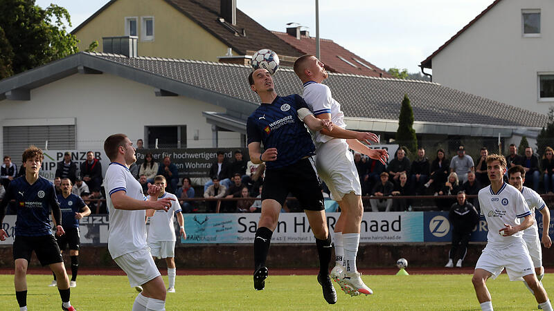 Herzogenaurach setzt zum Sprung gegen Hirschaid an. Hier eine Szene aus dem Hinspiel: Marco Amling von den Pumas (re.) gegen Jannik Bickel (Hirschaid). Herzogenaurach setzt zum Sprung gegen Hirschaid an. Hier eine Szene aus dem Hinspiel: Marco Amling von den Pumas (re.) gegen Jannik Bickel (Hirschaid).