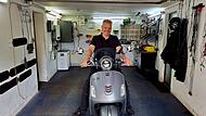 Wolfgang Fösel auf seiner Vespa GTS in der Werkstatt seiner Kfz-Werkstatt in Zückshut.