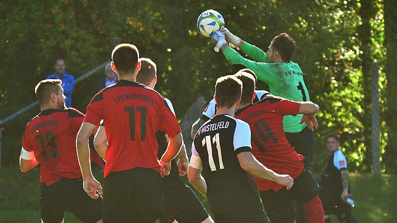 Der Torhüter des FV Mistelfeld,  Ali Baimani Nejad, greift sich beim 2:2 gegen Spitzenreiter FC Baiersdorf einen Eckball.