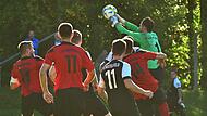 Der Torhüter des FV Mistelfeld,  Ali Baimani Nejad, greift sich beim 2:2 gegen Spitzenreiter FC Baiersdorf einen Eckball.