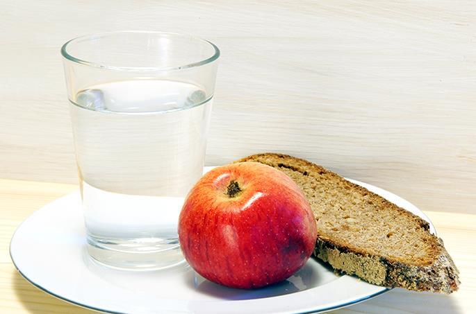 Wasser und Obst sind wichtig beim Fasten. S&uuml;&szlig;igkeiten m&uuml;ssen dabei warten.