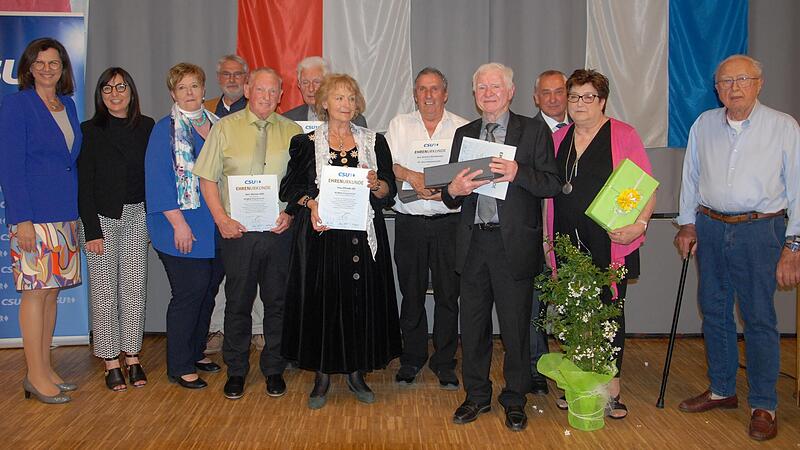Landtagspr&auml;sidentin Ilsa Aigner, Kreisvorsitzende Barbara Becker und Bezirksr&auml;tin Gerlinde Martin freuen sich mit den Geehrten Reinhard Kahl, Werner Will, Richard Konrad, Elfriede Dill, Gerhard Wenkheimer, Heinrich Uhl, B&uuml;rgermeister Horst Reuther, Ortsvorsitzender Heidi Pl&ouml;mpel und Heinz Herbert.