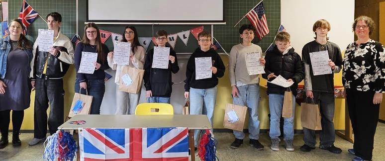 Nach dem Vorlesewettbewerb (v.l.): Theresa Richter (Fachberaterin f&uuml;r Englisch an Mittelschulen), Vedad Becarevic (AST Forchheim), Amelia Drozdowska (MS Heroldsbach), Khadija Khudiyeva (RvT Forchheim), Nick Zeitler (MS Eggolsheim), Tim Hoffmann (M...