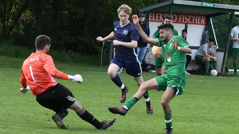 Issam Haji (rechts) vom SV Garitz sorgte immer wieder für Gefahr vor dem Kasten des SV Aura. In dieser Szene kann der herauseilende SVA-Keeper Nico Kaiser klären und musste bei dem 5:1-Auswärtserfolg auch nur einmal hinter sich greifen. Issam Haji (rechts) vom SV Garitz sorgte immer wieder für Gefahr vor dem Kasten des SV Aura. In dieser Szene kann der herauseilende SVA-Keeper Nico Kaiser klären und musste bei dem 5:1-Auswärtserfolg auch nur einmal hinter sich greifen.