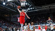 Trey Woodbury setzt nach einem Fastbreak zum Dunking an, die Crailsheimer Brandon Childress (r.) und Elias Baggette können nur noch zuschauen.