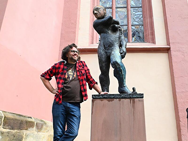 Florian Herrnleben neben Kunst