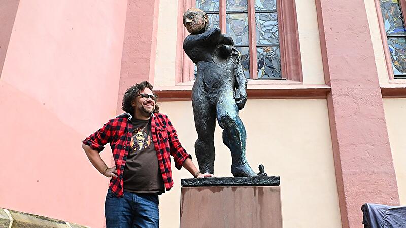 Florian Herrnleben neben Kunst