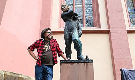 Florian Herrnleben neben Kunst