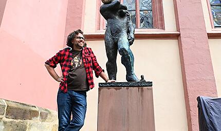 Florian Herrnleben neben Kunst