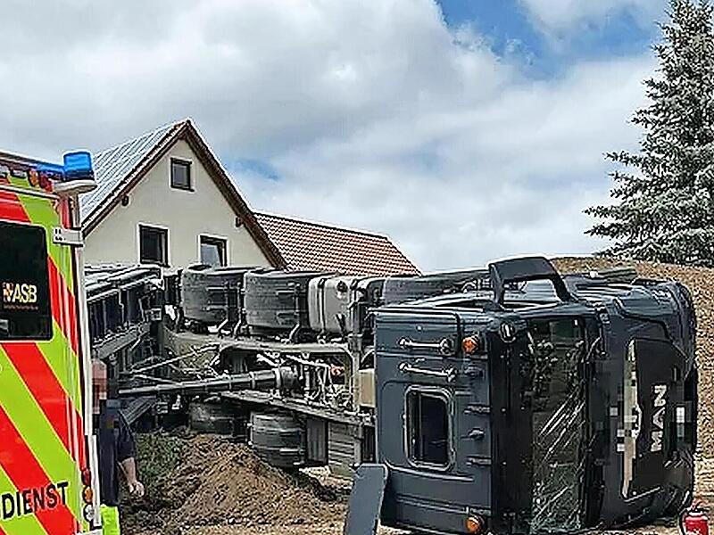 In Wannbach ist ein Lastwagen umgekippt. In Wannbach ist ein Lastwagen umgekippt.