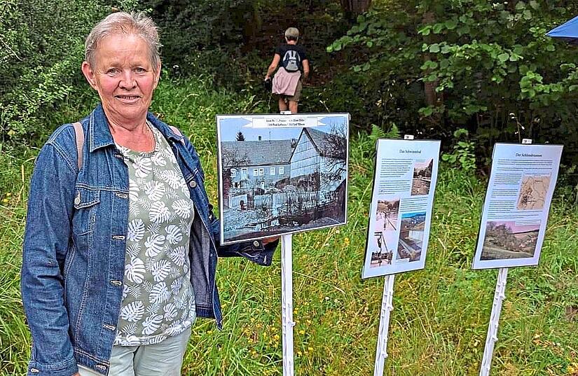 Roselinde Laufer steht im ehemaligen Garten ihrer Mutter Pauline Möller, in dem die Wehrmacht das Schwimmbecken gebaut hatte. Die Häuserschilder erinnern an ihr Elternhaus . Nun ist der Zugang zum alten Schwimmbecken nur über einen Trampelpfad dur... Roselinde Laufer steht im ehemaligen Garten ihrer Mutter Pauline Möller, in dem die Wehrmacht das Schwimmbecken gebaut hatte. Die Häuserschilder erinnern an ihr Elternhaus . Nun ist der Zugang zum alten Schwimmbecken nur über einen Trampelpfad dur...