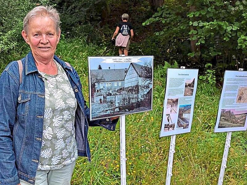 Roselinde Laufer steht im ehemaligen Garten ihrer Mutter Pauline Möller, in dem die Wehrmacht das Schwimmbecken gebaut hatte. Die Häuserschilder erinnern an ihr Elternhaus . Nun ist der Zugang zum alten Schwimmbecken nur über einen Trampelpfad dur... Roselinde Laufer steht im ehemaligen Garten ihrer Mutter Pauline Möller, in dem die Wehrmacht das Schwimmbecken gebaut hatte. Die Häuserschilder erinnern an ihr Elternhaus . Nun ist der Zugang zum alten Schwimmbecken nur über einen Trampelpfad dur...