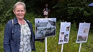 Roselinde Laufer steht im ehemaligen Garten ihrer Mutter Pauline Möller, in dem die Wehrmacht das Schwimmbecken gebaut hatte. Die Häuserschilder erinnern an ihr Elternhaus . Nun ist der Zugang zum alten Schwimmbecken nur über einen Trampelpfad dur... Roselinde Laufer steht im ehemaligen Garten ihrer Mutter Pauline Möller, in dem die Wehrmacht das Schwimmbecken gebaut hatte. Die Häuserschilder erinnern an ihr Elternhaus . Nun ist der Zugang zum alten Schwimmbecken nur über einen Trampelpfad dur...