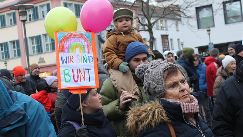 Demonstration gegen Rechtsextremismus in Erlangen mit 5000 Teilnehmern auf dem Hugenottenplatz.