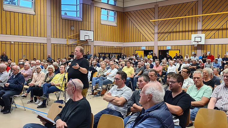Bürger melden sich bei der Infoveranstaltung zur geplanten Flüchtlingsunterkunft zu Wort. Bürger melden sich bei der Infoveranstaltung zur geplanten Flüchtlingsunterkunft zu Wort.