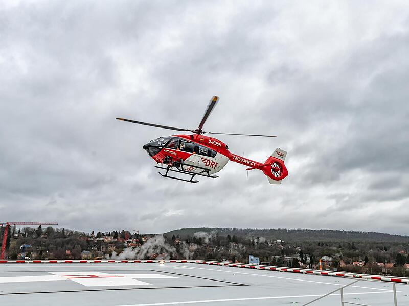 Der erste Hubschrauber im Anflug