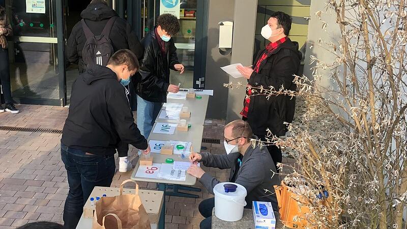 Bevor es in den Unterricht geht, m&uuml;ssen die Speichelproben abgegeben werden.