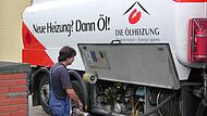 Werbung für moderne Ölheizungen machte dieser Tanklastzug noch vor wenigen Jahren. Die Ampel beschloss jetzt nach zähem Ringen, dass weiter neue Ölheizungen eingebaut werden dürfen. Wirtschaftsminister Habeck hatte das verbieten wollen. Werbung für moderne Ölheizungen machte dieser Tanklastzug noch vor wenigen Jahren. Die Ampel beschloss jetzt nach zähem Ringen, dass weiter neue Ölheizungen eingebaut werden dürfen. Wirtschaftsminister Habeck hatte das verbieten wollen.