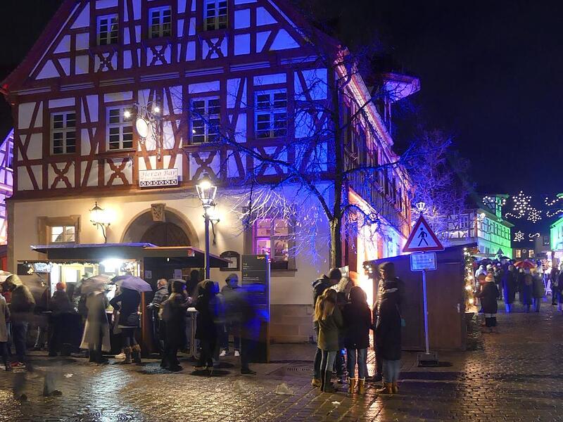 Das Alte Rathaus war rundum bunt beleuchtet. Das Alte Rathaus war rundum bunt beleuchtet.