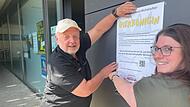 Eine Stadt auf der Suche nach einer Königin: Karsten Wiese vom Kellerbergverein und Stadtmarketing-Managerin Annja Hermann beim Plakate aufhängen.