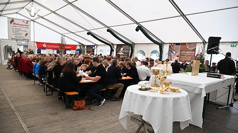 Zum Kirchweihgottesdienst in Reuth  war im Festzelt ein Altar aufgebaut.